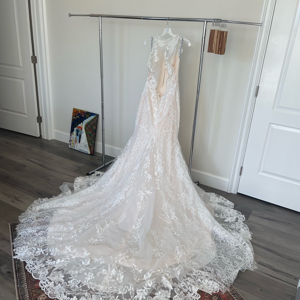New Elegant wedding dress New with Tag.Martin Thornburg a mon Cheri collection.